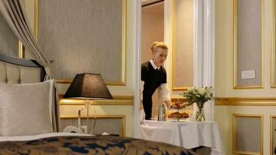 Ανοίγουν τα ξενοδοχεία: Πόσο είναι οι μισθοί για ξενοδοχοϋπαλλήλους στο Ηράκλειο