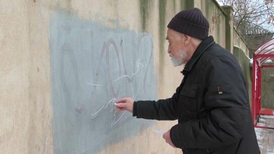 Ρωσία: Ο 85χρονος καλλιτέχνης που αντιτίθεται στον Βλαντιμίρ Πούτιν 