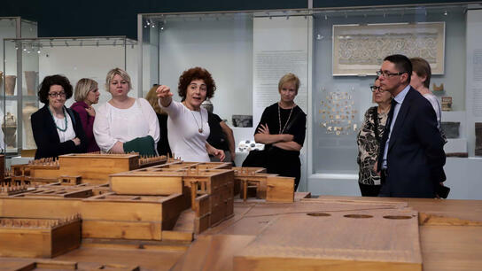 Εντυπωσιάστηκαν με τα εκθέματα του Αρχαιολογικού Μουσείου Ηρακλείου οι Ευρωπαίοι διπλωμάτες 