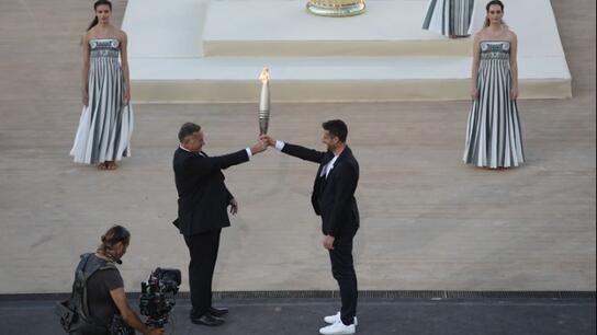 Ολυμπιακή Φλόγα: Σχεδόν όλα τα γαλλικά ΜΜΕ αναφέρονται στην τελετή παράδοσης 