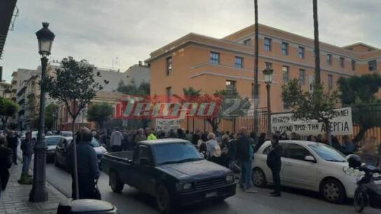 Πάτρα: Κατάληψη διαρκείας του Δημαρχείου από 8μηνίτες