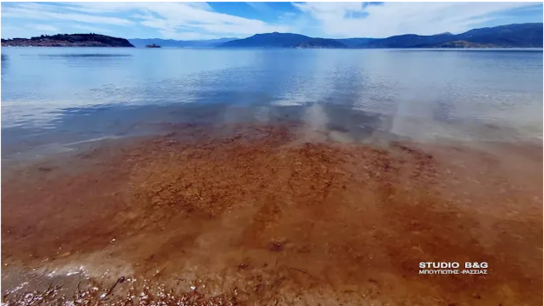  Ερυθρά παλίρροια: Τι προκαλεί το κόκκινο χρώμα σε παραλίες του Ναυπλίου