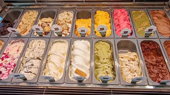 Φρέσκο, απολαυστικό παγωτό στα ζαχαροπλαστεία "Μαθιουδάκη"!