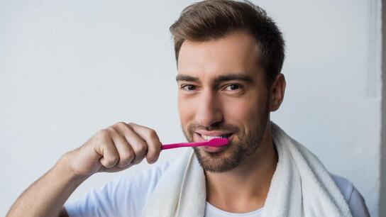 Η επικίνδυνη νόσος που απειλεί όσους αμελούν να βουρτσίζουν τα δόντια τους