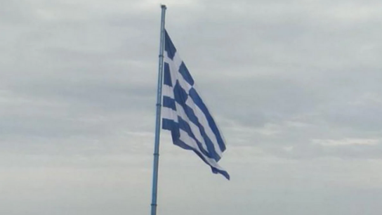 Κατέβασε την ελληνική σημαία του δημαρχείου και την έκαψε