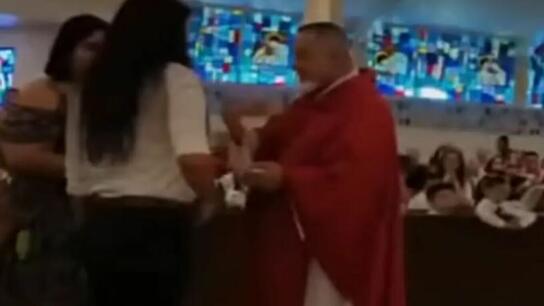 Απίστευτο περιστατικό σε εκκλησία: Ιερέας δάγκωσε γυναίκα κατά τη Θεία Μετάληψη - Δείτε βίντεο
