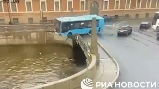Ρωσία: Τουλάχιστον επτά νεκροί από την πτώση λεωφορείου σε ποταμό 