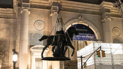 Το άγαλμα του Θίοντορ Ρούσβελτ αφαιρέθηκε από το Αμερικανικό Μουσείο Φυσικής Ιστορίας