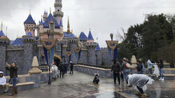 Τρόμος στη Disneyland: Η στιγμή που 13χρονος πέφτει από παιχνίδι σε καταρράκτη 15 μέτρων