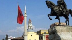 Διαδηλωτές πέταξαν αυγά σε αυτοκίνητα βουλευτών στην Αλβανία