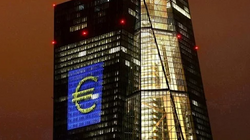 Bloomberg: Σε τρεις αυξήσεις επιτοκίων το 2022 προσανατολίζεται η ΕΚΤ
