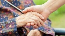 Πιθανή πρώιμη ένδειξη Αλτσχάιμερ η γενναιοδωρία στους ηλικιωμένους