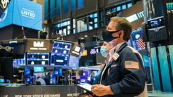 Wall Street: Θετικό κλείσιμο για τον Dow Jones – Με πτώση άνω του 2% ο Nasdaq