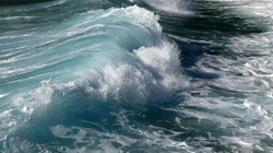Αγωνιώδης διάσωση για γυναίκα που παρασύρθηκε από τα κύματα - Δείτε φωτογραφία 