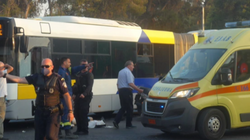 Σοβαρό τροχαίο: Αστικό λεωφορείο συγκρούστηκε με μηχανή