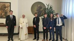 Ο Έλον Μασκ πόσταρε στο Twitter μετά από 9 μέρες «σιγής» - Ανέβασε φωτογραφία με τον πάπα Φραγκίσκο