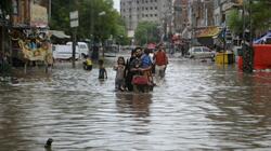 Τουλάχιστον 77 νεκροί από τις πλημμύρες που προκάλεσαν στο Πακιστάν