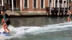 Σάλος στη Βενετία: Τουρίστες έκαναν σερφ στο Μεγάλο Κανάλι