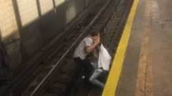 Νέα Υόρκη: Ομογενής φοιτητής έσωσε άνδρα που έπεσε στις ράγες του τρένου