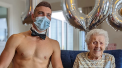 Προγιαγιά 106 ετών γιόρτασε τα γενέθλιά της με γυμνό σερβιτόρο 