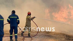 Πυρκαγιά στη Σπιάτζα: Παραλίγο να καεί πυροσβεστικό – Απομακρύνονται κάτοικοι