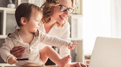 «Μεγαλώνοντας δυνατά και χαρούμενα παιδιά» - Νέος κύκλος της σχολής γονέων στη Σητεία