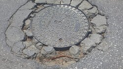 Χανιά: Λύματα και λασπόνερα από φραγμένο φρεάτιο στη Νέα Χώρα