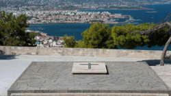 Απίστευτο... Μπήκαν με το αυτοκίνητο στους Τάφους των Βενιζέλων! (vid)