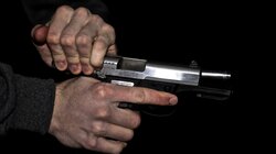 Αρχάνες: τους ειρωνεύτηκε για το παλιό αυτοκίνητο, πήγε πήρε το όπλο και άρχισε να πυροβολεί