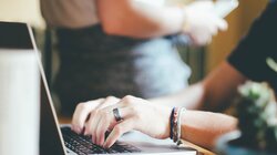 Η AI σε παρακολουθεί στη δουλειά: Τι βλέπει το αφεντικό και πώς σε «βαθμολογεί»
