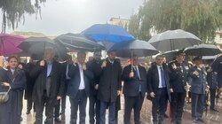 Εθνική Επέτειος 25ης Μαρτίου: Υπό καταρρακτώδη βροχή η κατάθεση στεφάνων στο Μνημείο του Αγνώστου Στρατιώτη