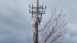 Αρχάνες: "Κινδυνεύουν άνθρωποι και περιουσίες από τον ελαττωματικό στύλο – Θα αναλάβει κανείς την ευθύνη;"