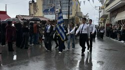 Δήμος Βιάννου: Οι μαθητές παρέλασαν καταχειροκροτούμενοι υπό βροχή, σκορπώντας ρίγη συγκίνησης και υπερηφάνειας
