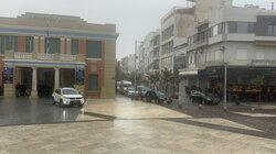 “Άνοιξαν” οι ουρανοί στο Ηράκλειο – Εθνική γιορτή με καταιγίδες και άδειους δρόμους