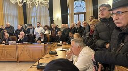 Δημοτικό Συμβούλιο: Διαμαρτυρία πολιτών για τη φημολογούμενη εγκατάσταση δομής μεταναστών στις Μαλάδες