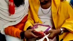 Δώρο-έκπληξη στον γάμο: Ο γαμπρός άνοιξε το κουτί και… βρέθηκε μπροστά σε φίδι 