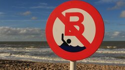 Χανιά: Απαγόρευση κολύμβησης μετά τη διαρροή λυμάτων, στην παραλία Κουμ Καπί