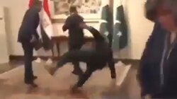 Η εντυπωσιακή πτώση του Πακιστανού ΥΠΕΞ στη συνάντηση των διαμεσολαβητών στο Ισλαμαμπάντ - Βίντεο