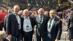 Η εκπροσώπηση της Κρήτης, το πράσινο σακάκι της Λένας, η "παλαιά φρουρά" και η μικρότερη… σύνεδρος!