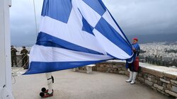 Με λαμπρότητα οι εορτασμοί της 25ης Μαρτίου - Η γαλανόλευκη σκέπασε τον Ιερό Βράχο της Ακρόπολης