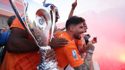 Ηλία, ρίξ' το και είναι τρελός ο πρόεδρος: Η αποθέωση, το αλκοόλ και τα απίθανα γυαλιά του Φούντα