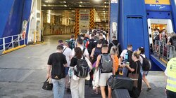 limani_ploio_epivates