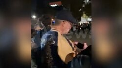 Ο "Τζέιμς Μποντ" στη Γλυφάδα: Ο Ντάνιελ Κρεγκ παρακολούθησε την περιφορά του Επιταφίου στον Άγιο Κωνσταντίνο - Βίντεο