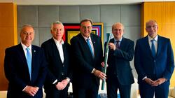 Η ΕΟΕ πρόσφερε την Oλυμπιακή Δάδα στον Κωστή Χατζηδάκη