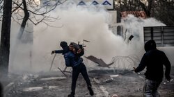 BBC: Η Ελλάδα στρατολογεί μασκοφόρους μετανάστες για επαναπροωθήσεις – Τι απαντά το υπουργείο Προστασίας του Πολίτη