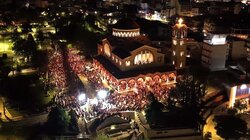 Με κρότο και σε κλίμα κατάνυξης το «Χριστός Ανέστη» σε όλη τη χώρα: Πλήθος πιστών στους ναούς για την Ανάσταση, δείτε βίντεο