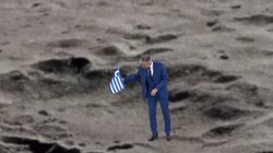 Ο Νίκος Ευαγγελάτος «πάτησε» στη Σελήνη και κάρφωσε την ελληνική σημαία!