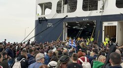 Μυτιλήνη: Κτηνοτρόφοι απέκλεισαν το λιμάνι - Εκτός πλοίου 700 επιβάτες