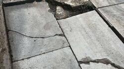 Οδός Κόσμων, Πλάκες