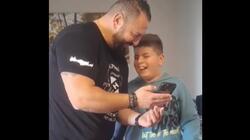 Συγκινητικό βίντεο: Πατέρας κάνει δώρο εισιτήριο για τον τελικό κυπέλλου του ΟΦΗ